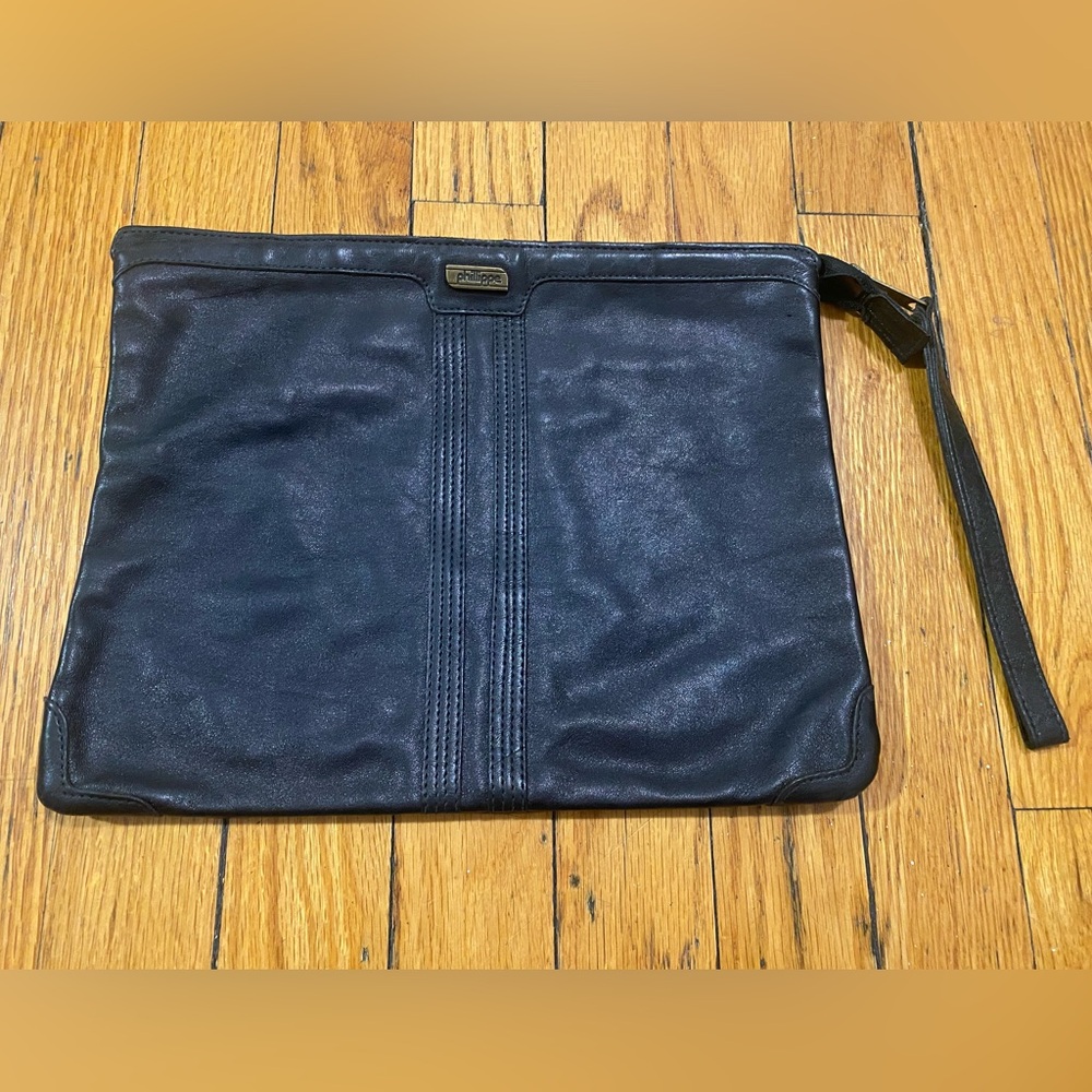 Phillippe: Black clutch– perfect for daily wear